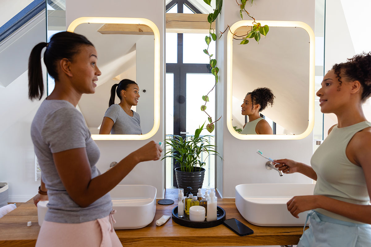 La comodità del doppio lavabo in bagno